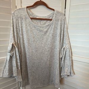 💕A Beautiful Soul heather gray long flared sleeve blouse top. Size B or 18/20